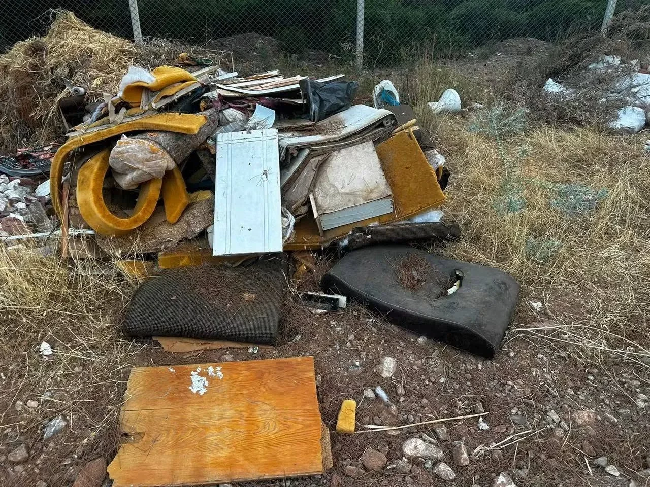 Akbük Cemevi arkasındaki yasa dışı moloz ve çevre kirliliği