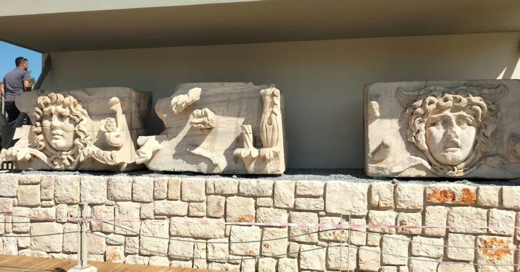 Akbük’e Gelmişken Görmeden Dönmemeniz Gereken Antik Sır: Didyma Apollon Tapınağı Nerede?