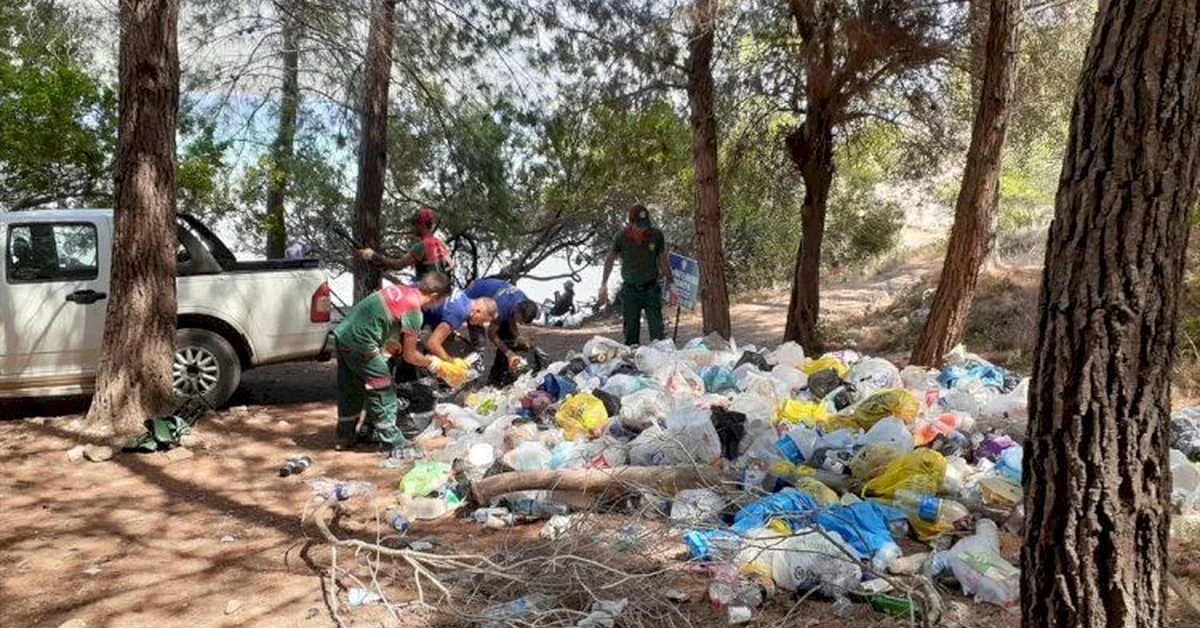 Didim Akbük'teki çöp sorununa dikkat çeken yerel sakin Vedo