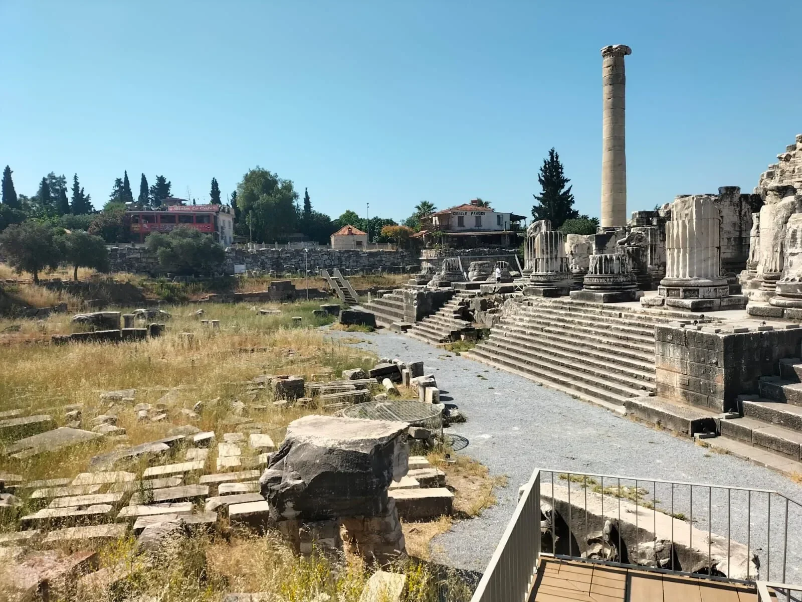 Aydın Didim Akbük yakınlarındaki tarihi Didyma Apollon Tapınağı sütunları