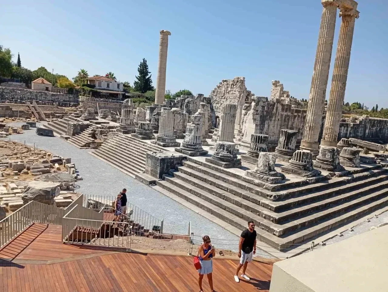 Aydın Didim Akbük yakınındaki tarihi Didyma Apollon Tapınağı sütunları ve antik kalıntıları.
