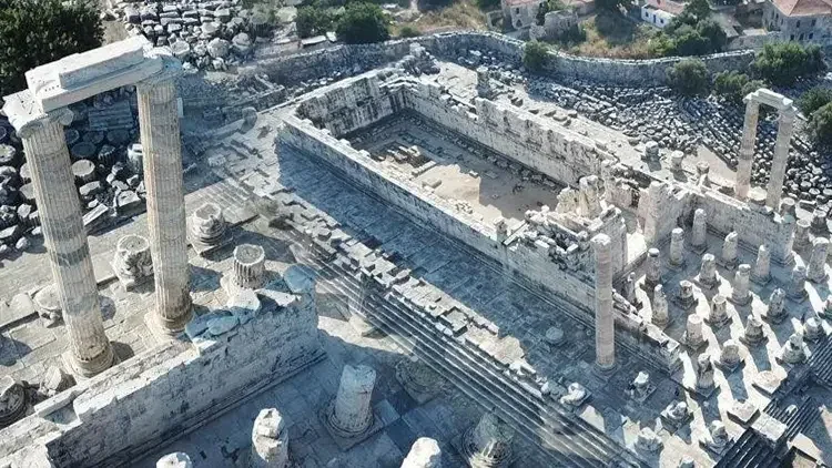Aydın Didim Akbük yakınlarındaki tarihi Didyma Apollon Tapınağı sütunları