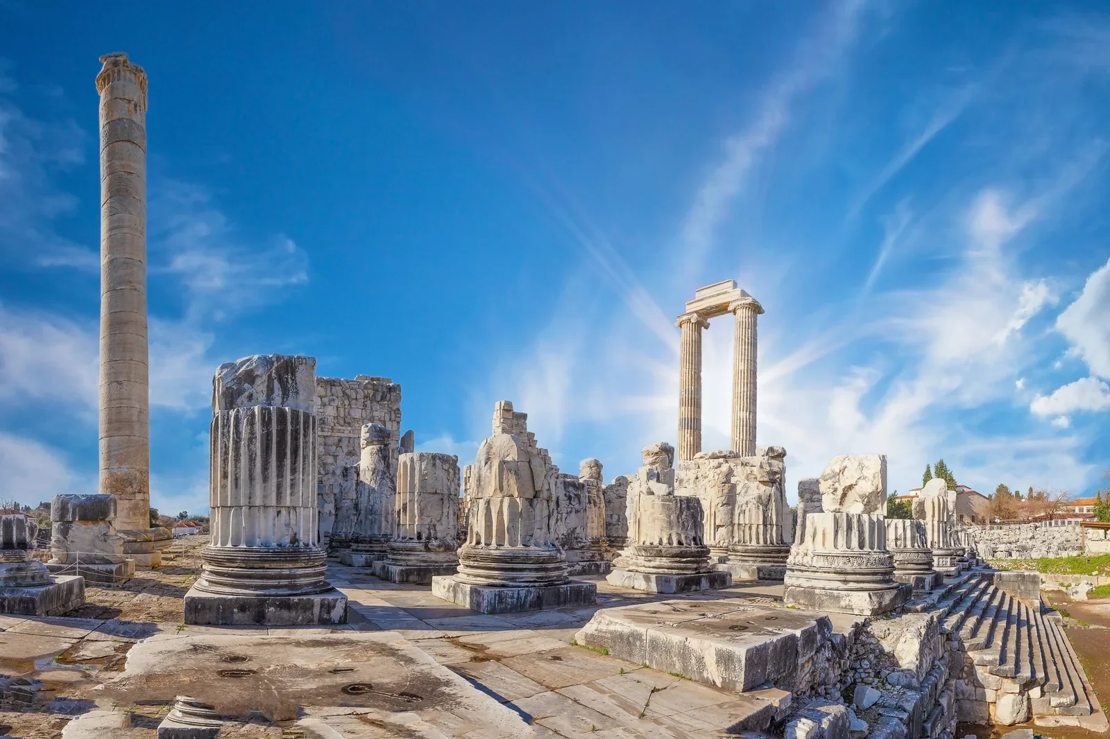 Aydın Didim Akbük yakınlarındaki tarihi Didyma Apollon Tapınağı sütunları.