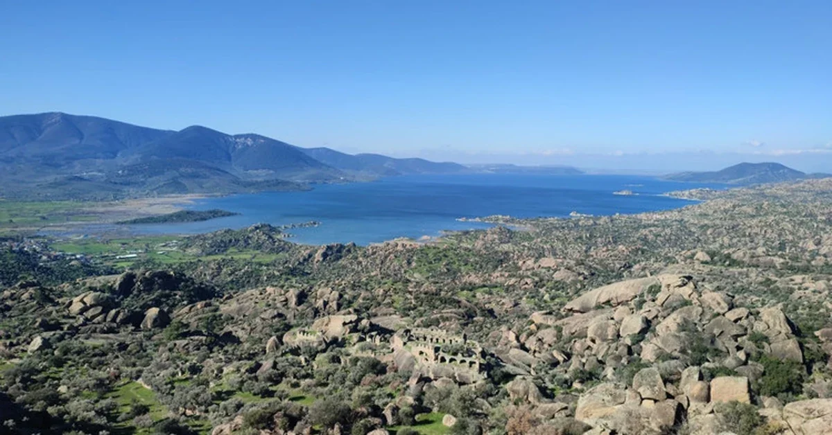 Akbük yakınlarındaki tarihi Latmos Beşparmak Dağları ve antik kaya resimleri mirası.