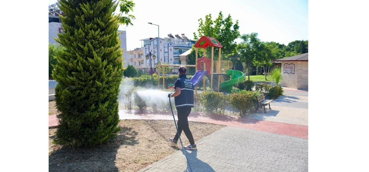 Didim Akbük'te belediye ekiplerinin gerçekleştirdiği sinek ve haşere ilaçlama çalışması.