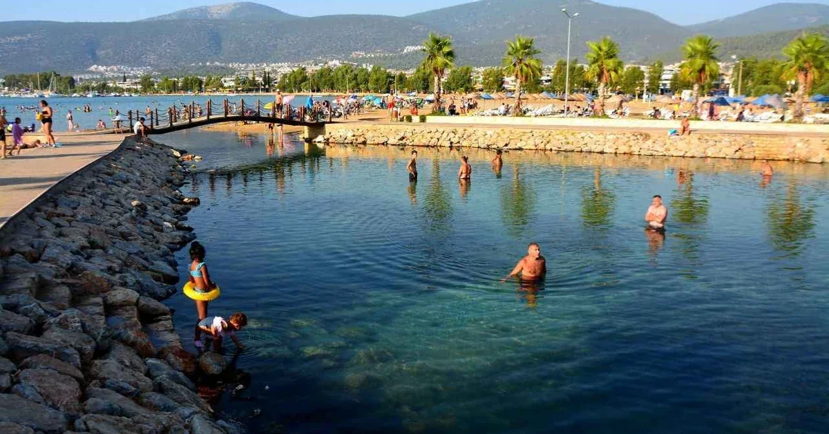 Didim Akbük Soğuksu koyunda belediye ekiplerinin temizlik çalışması ve engelli rampası sorunu