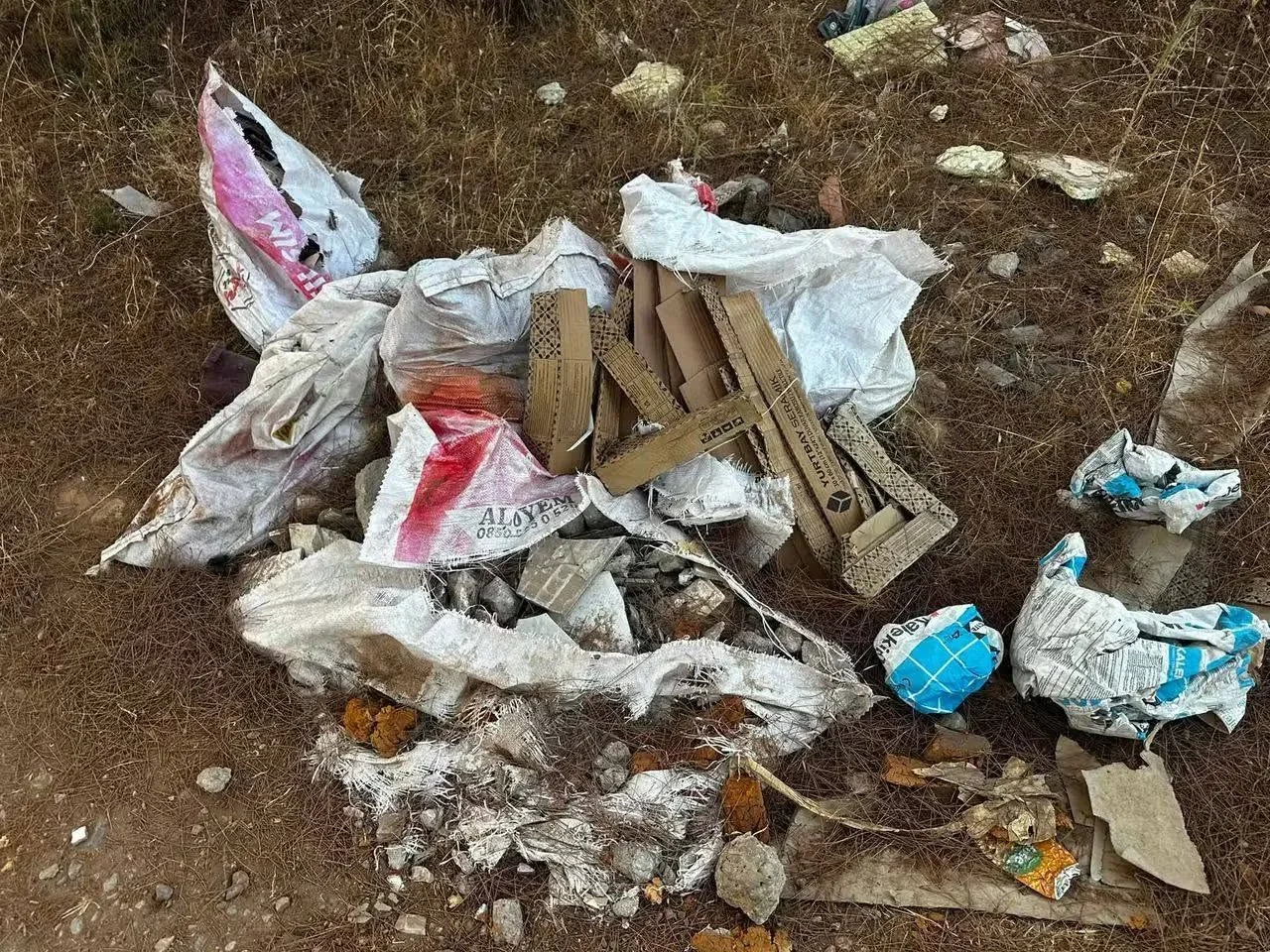 Akbük Cemevi arkasındaki yasa dışı moloz ve atık döküm alanı