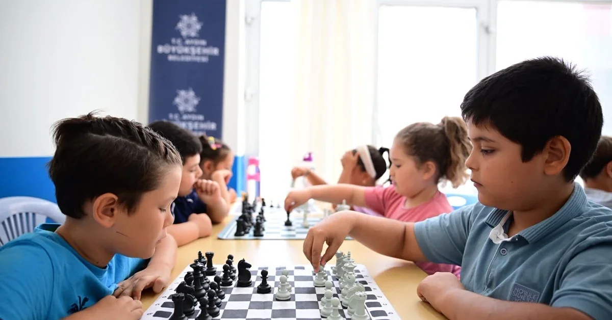 Aydın Akbük çocuklarına belediye tarafından düzenlenen satranç eğitimi
