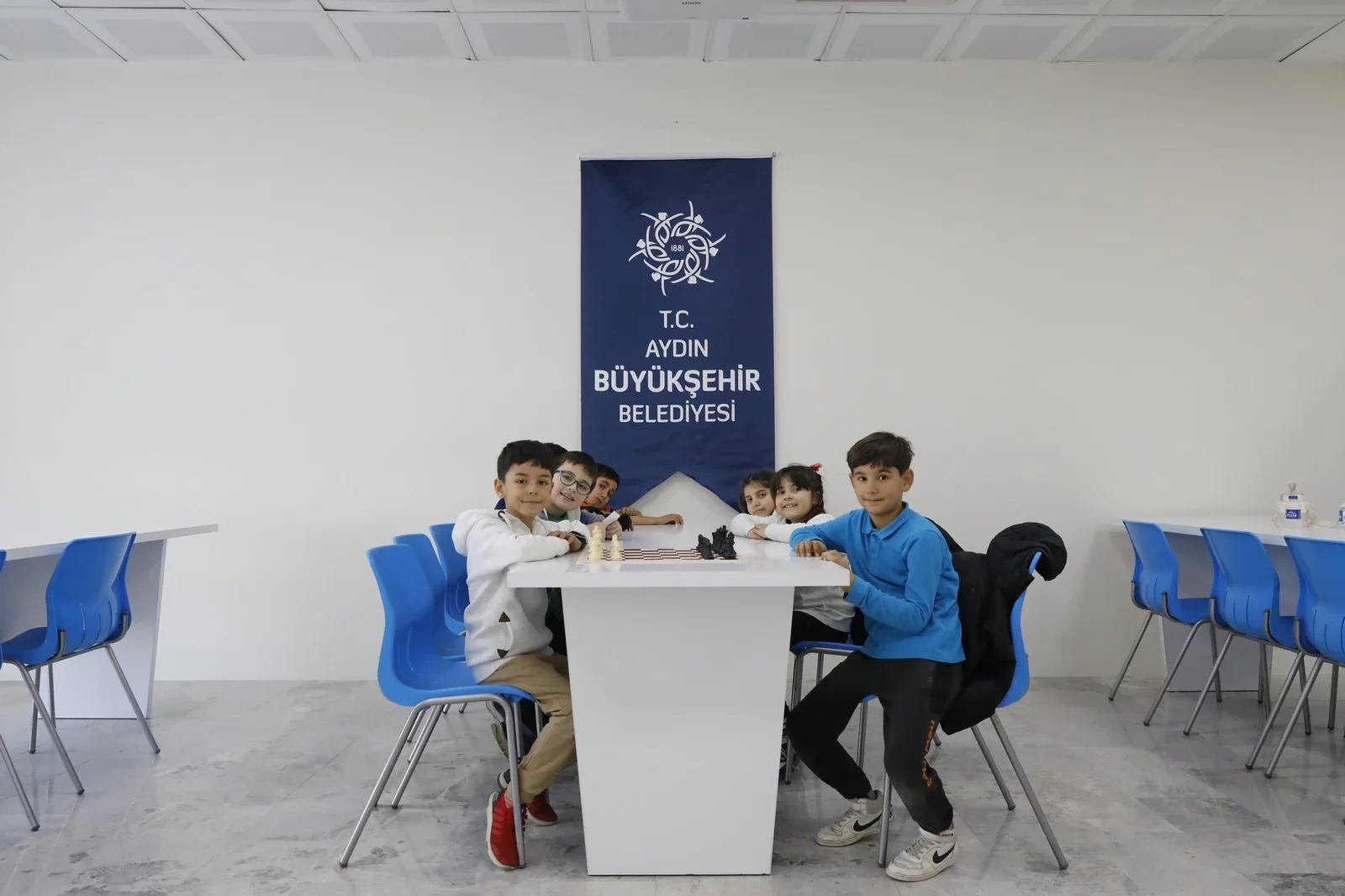 Aydın Akbük'te çocuklara yönelik belediye satranç eğitimi