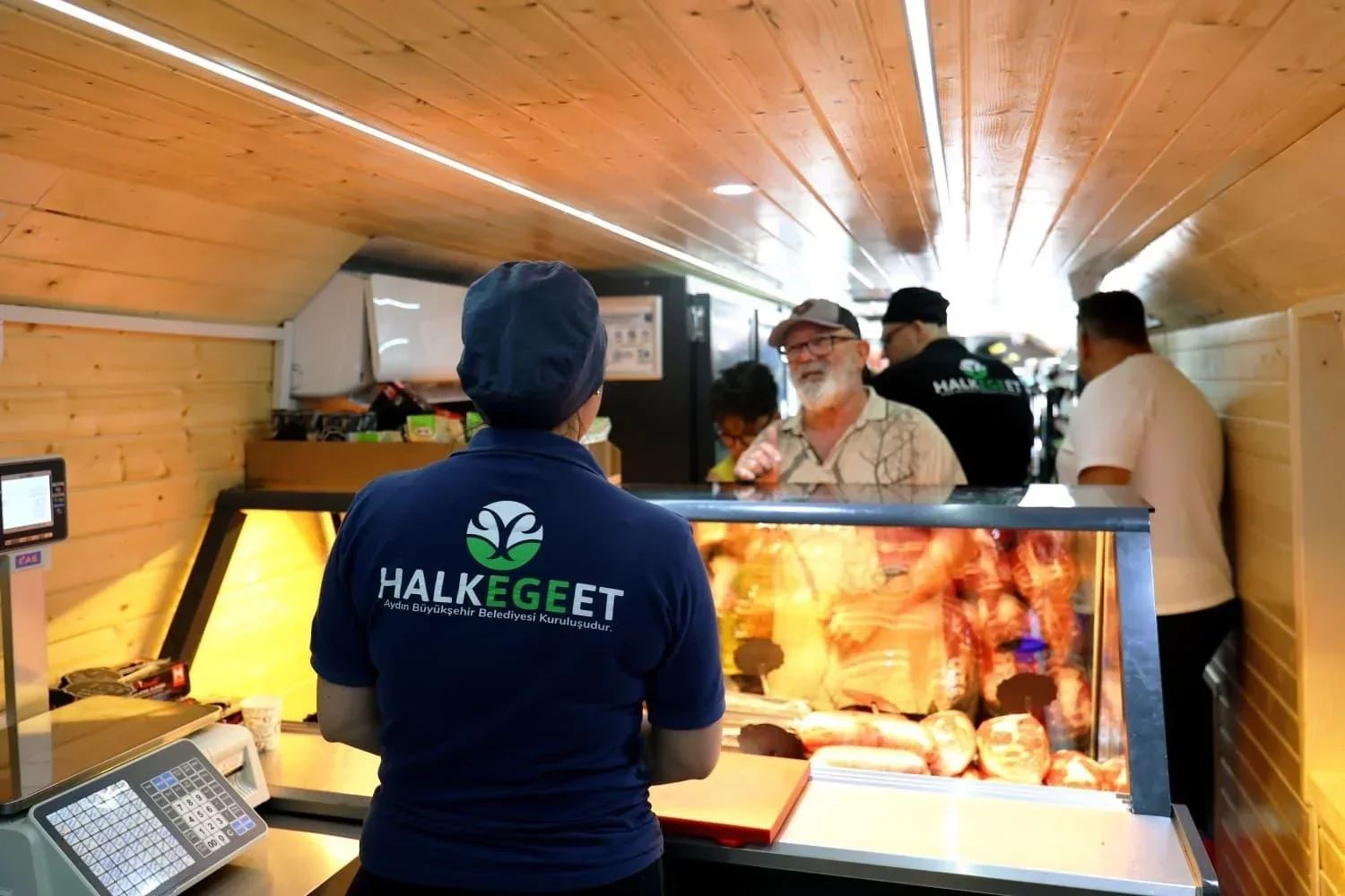 Aydın Akbük'te hizmet veren Aydın Büyükşehir Belediyesi mobil Halk Ege Et tırı.