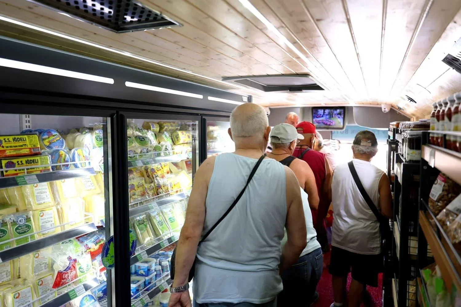 Aydın Akbük'te hizmet veren Mobil Halk Ege Et satış aracı.