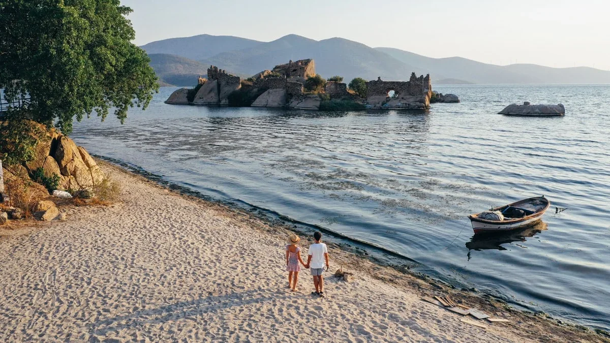 Aydın ve Muğla sınırındaki Bafa Gölü çevresinde maden ocağı tehdidi ve doğa tahribatı.