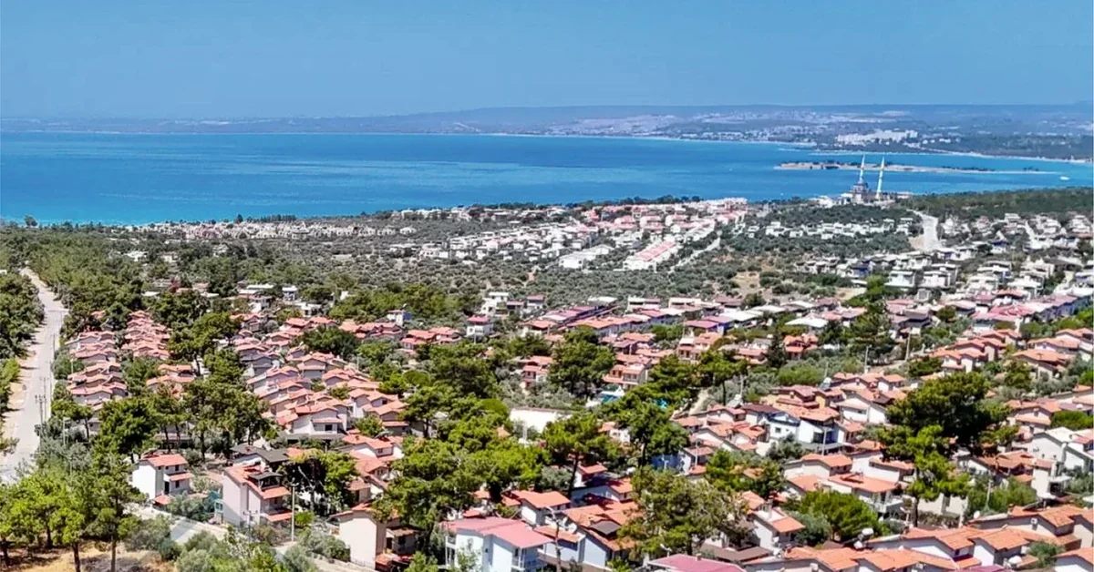 Didim Akbük 6052 Sokak'taki bozuk ve kaygan yol sorunu