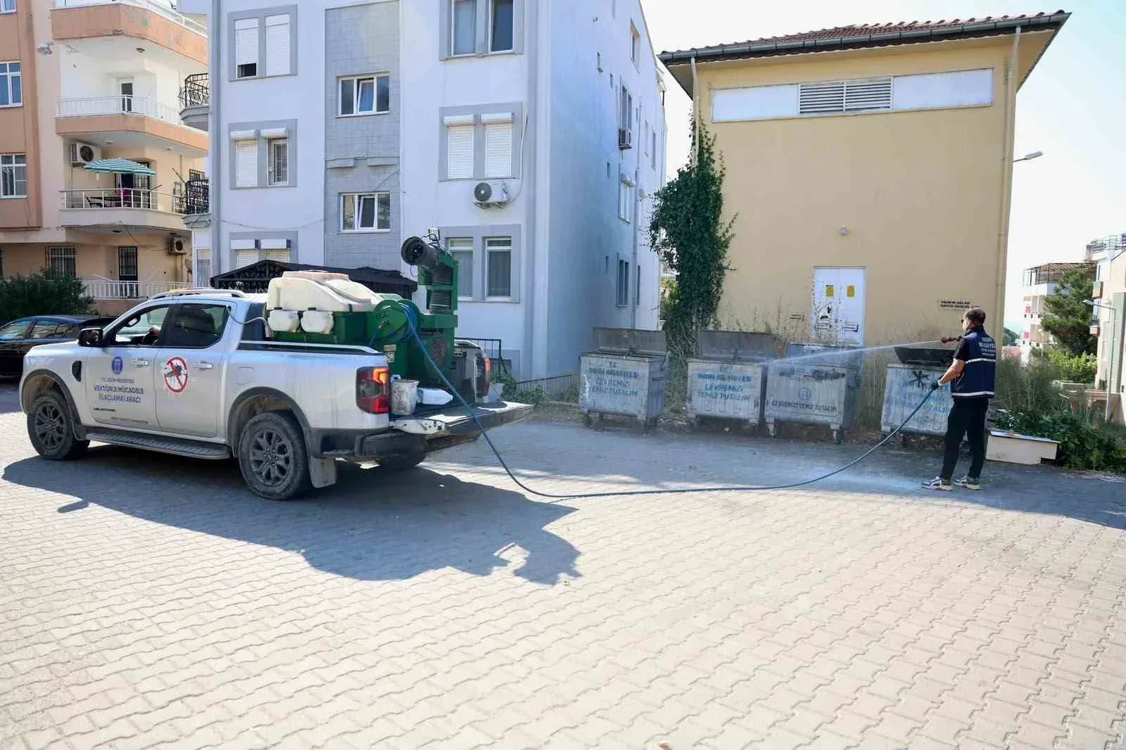Didim Akbük'te belediye ekiplerinin sivrisinek ve haşere ilaçlama çalışmaları.