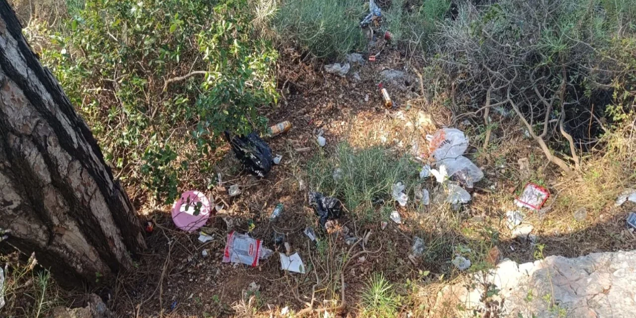 Aydın Didim Akbük sahilinde yaşanan çöp sorunu ve çevre kirliliği.