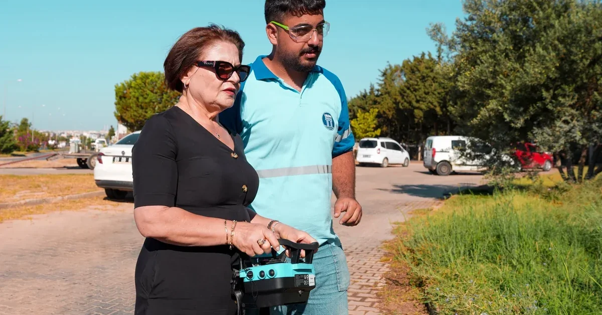 Didim Belediyesi Hatice Hanım’ın Akbük için aldığı robot çim biçme makinesi