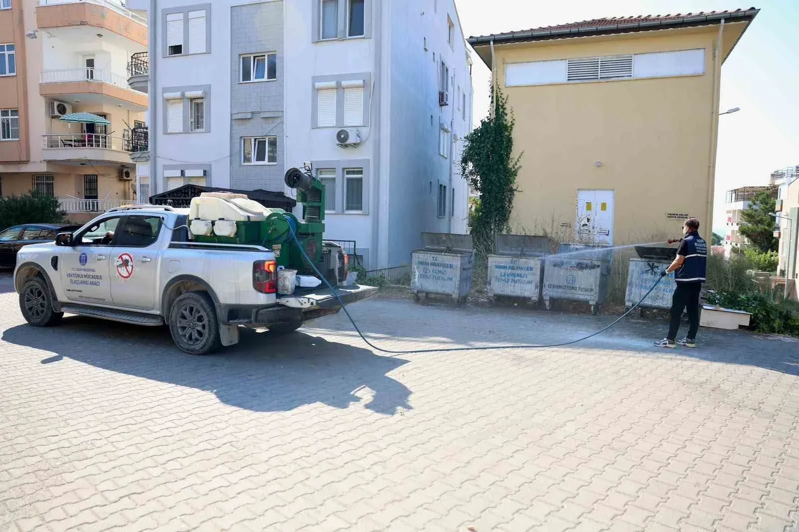 Didim Akbük'te belediye ekiplerinin sinek ve haşere ilaçlama çalışması