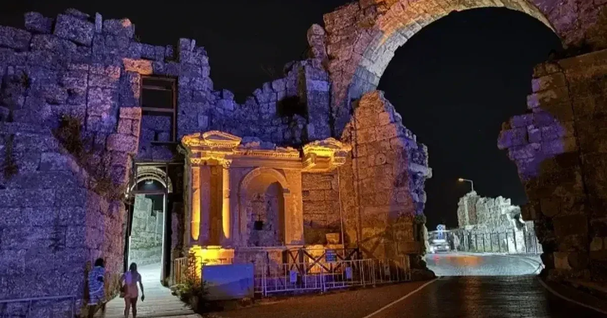 Aydın Didim Apollon Tapınağı gece müzeciliği ve Rehber Efe anlatımı.