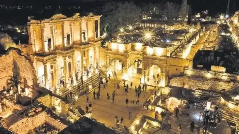 Aydın Didim Apollon Tapınağı gece müzeciliği turunda Rehber Efe.