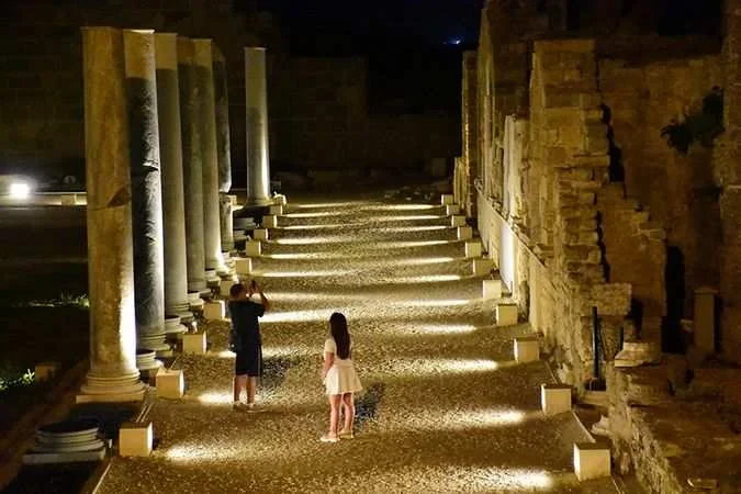 Aydın Didim Apollon Tapınağı gece müzeciliği turunda Rehber Efe eşliğinde antik kalıntılar.