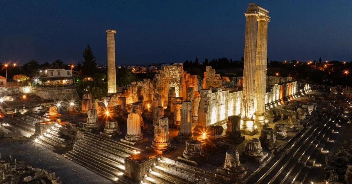 Didim Apollon Tapınağı gece aydınlatması ve yazar Jonathan