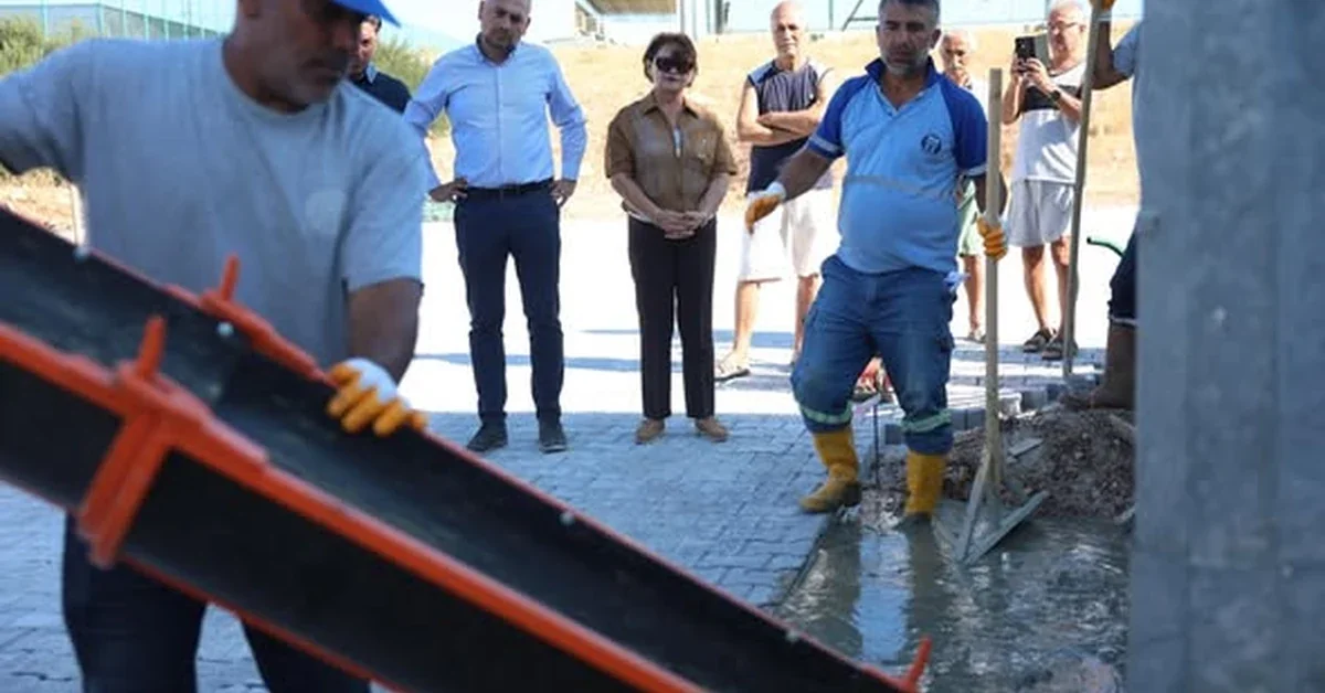 Didim Efeler Mahallesi'nde belediyenin beton mikseri ile kaldırım çalışması.