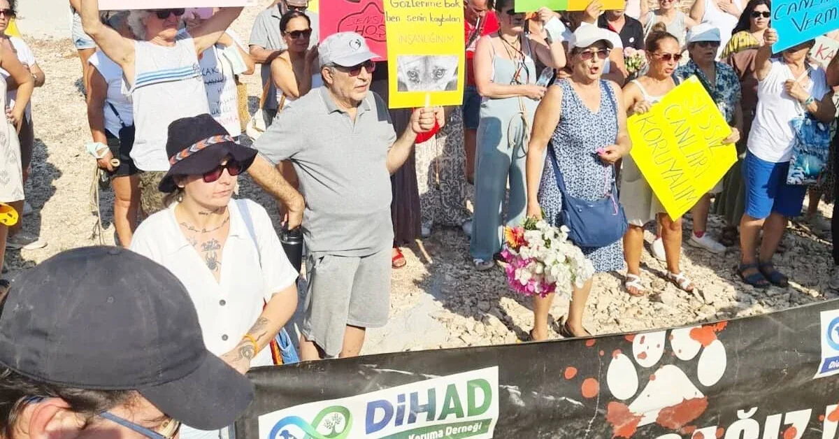 Didim ve Akbük sakinlerinin Didim Belediyesi Hayvan Barınağı önündeki protestosu.