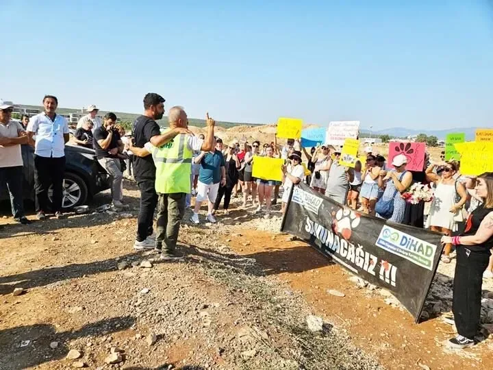 Didim Akbük yakınlarındaki hayvan barınağı önünde protesto yapan hayvanseverler