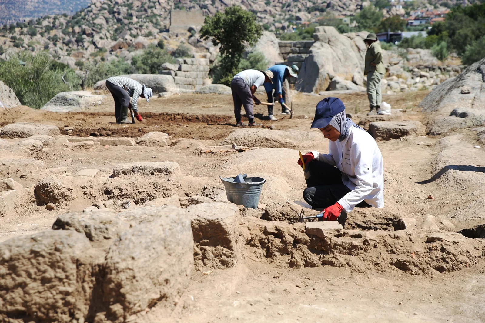 Rehber Efe eşliğinde Akbük Kapıkırı'ndaki Herakleia Antik Kenti çocuk mezarları kazısı.