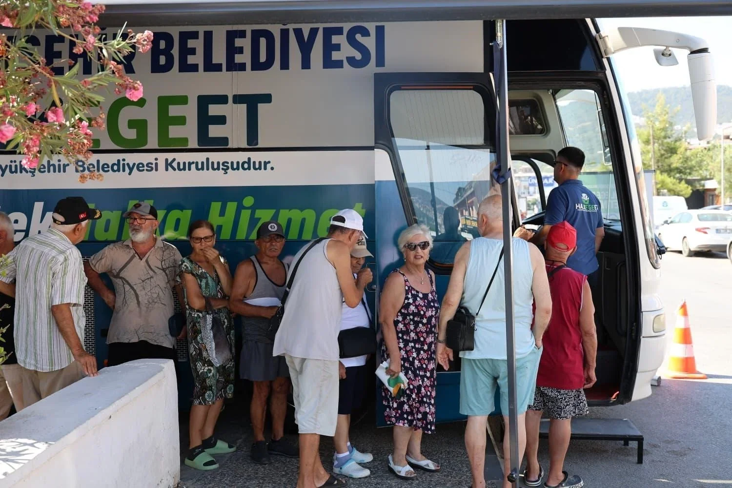Aydın Büyükşehir Belediyesi Mobil Halk Ege Et aracı Akbük'te hizmet veriyor.
