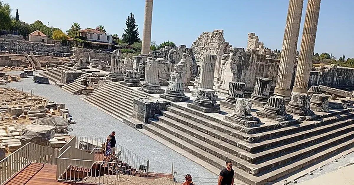 Didim Apollon Tapınağı ve tarihi güzellikleri, 20 yıllık yerleşik Jonathan rehberliğinde.