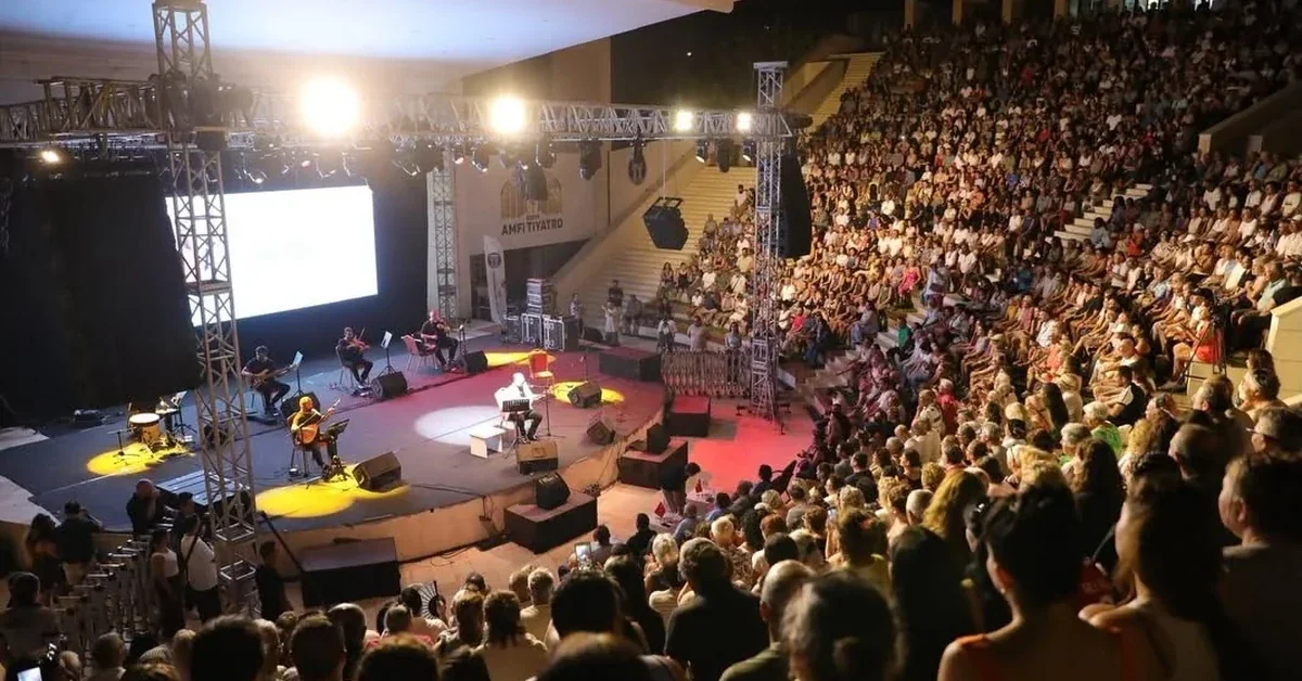 Didim Akbük'te Sabahat Akkiraz ve Hüseyin Uğurlu halk konseri sahne performansı.