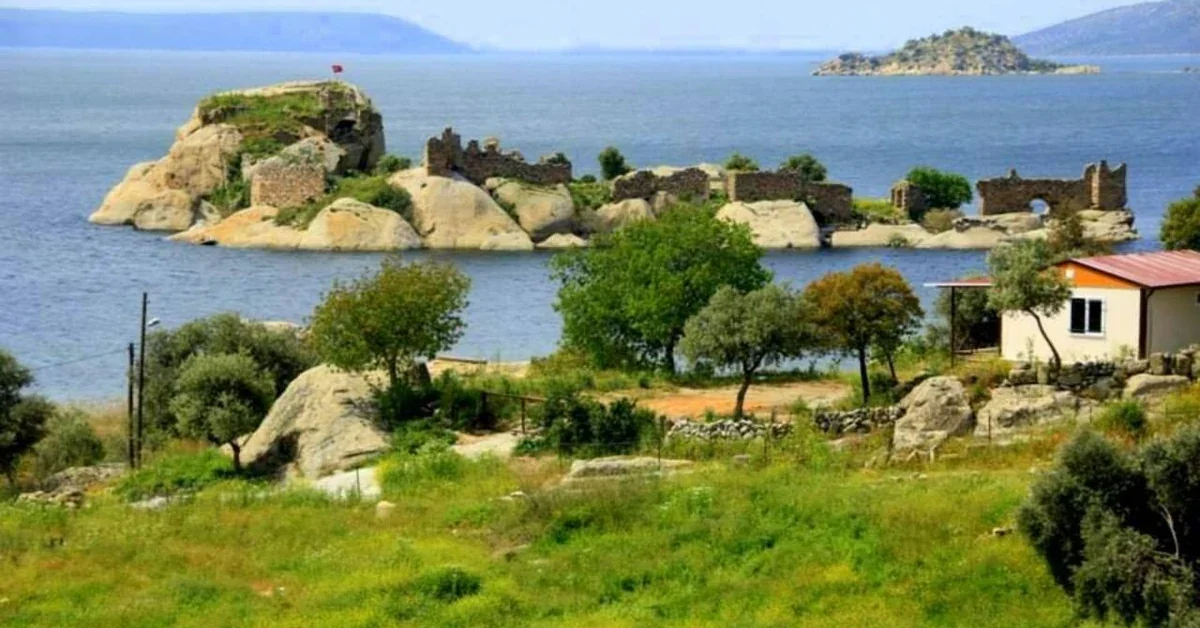 Akbük yakınlarındaki Kapıkırı Köyü ve Aydın Muğla Bafa Gölü manzarası