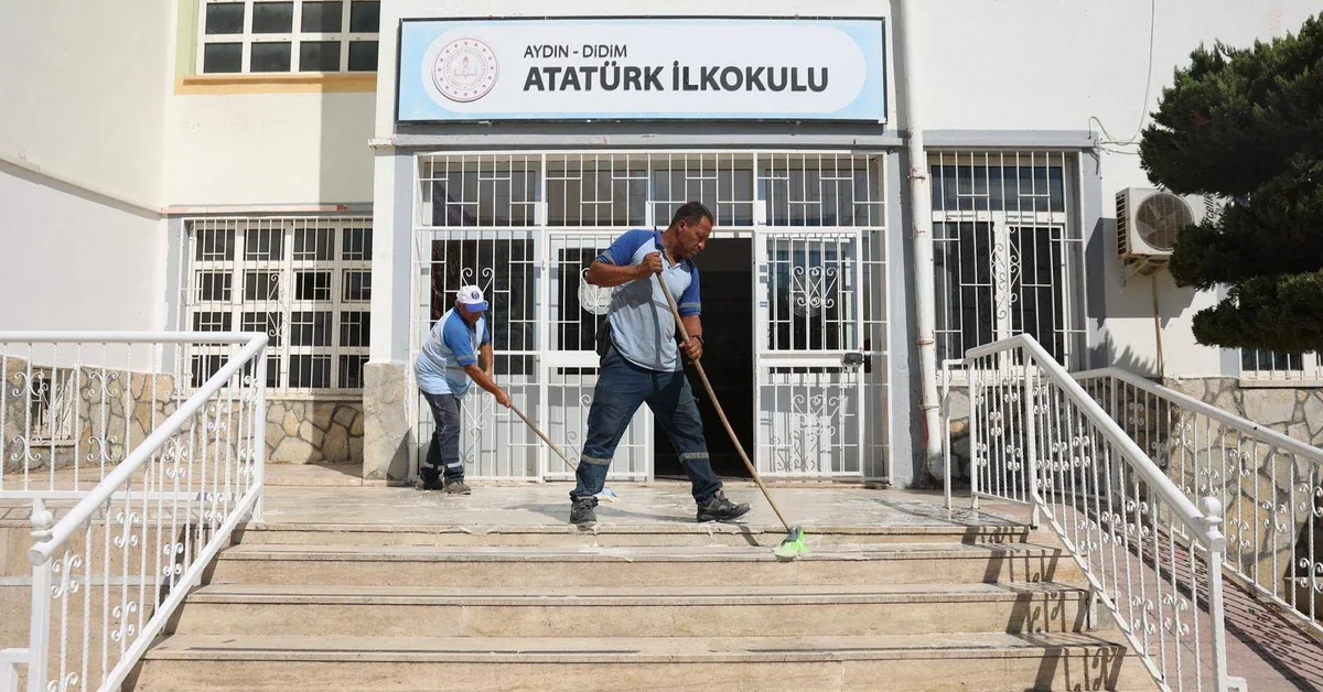 Didim Belediyesi ekipleri okullarda yeni eğitim yılı hazırlığı ve temizlik çalışması yapıyor.